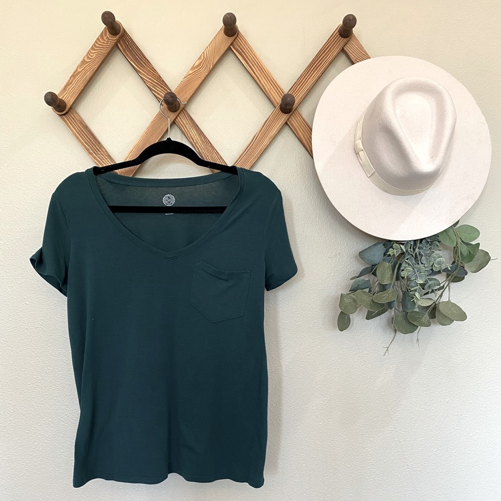 V neck with pocketed front T-Shirt - Emerald color